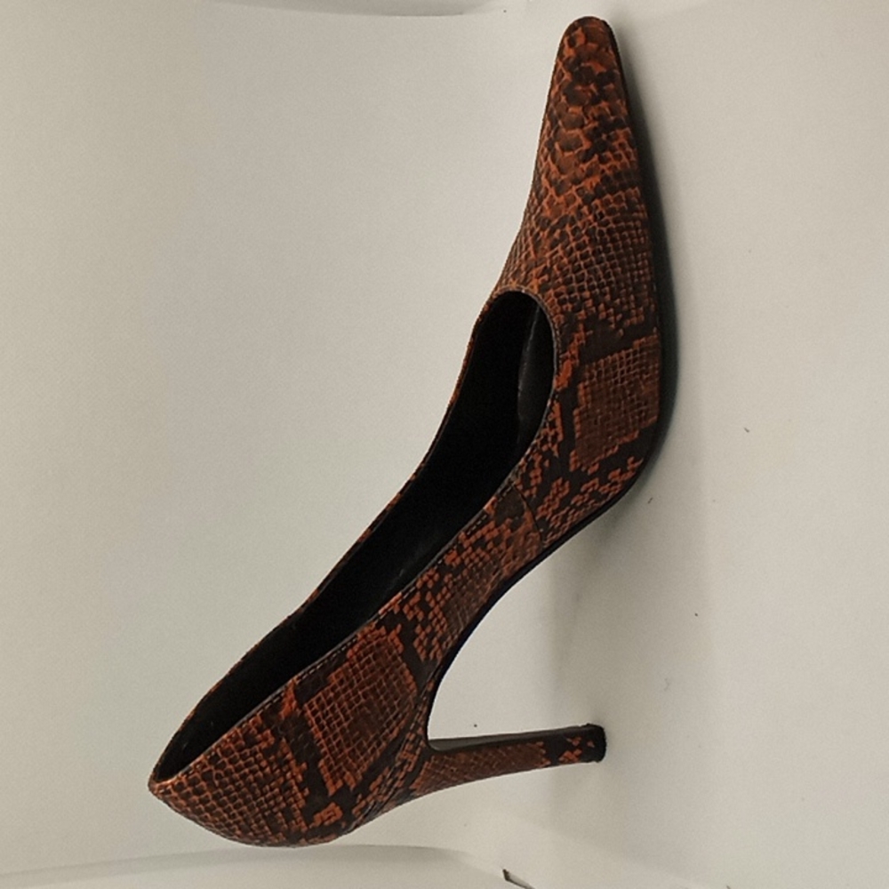 Heels 6.5 color is orange and black - Picture 2 of 5